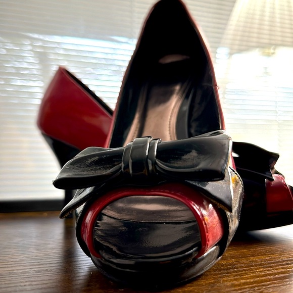 Fun, fancy and sophisticated red 3” heels with a black bow. (like new condition) - Picture 5 of 5